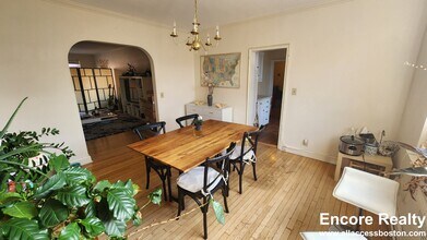 11 Lawrence Rd, Unit 3 in Brookline, MA - Foto de edificio - Building Photo