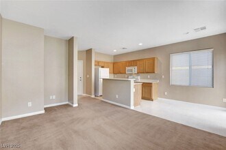 8432 W Viansa Loma Ave in Las Vegas, NV - Building Photo - Building Photo