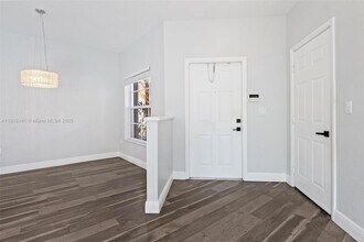 874 NW 170th Terrace in Pembroke Pines, FL - Foto de edificio - Building Photo