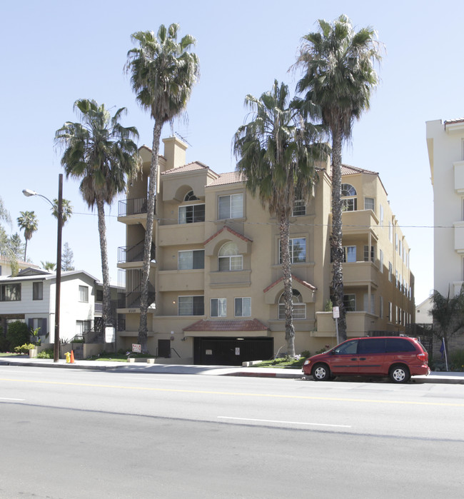 4560 Coldwater Canyon Ave in Studio City, CA - Foto de edificio - Building Photo