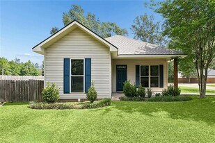 1605 Labarre St in Mandeville, LA - Building Photo