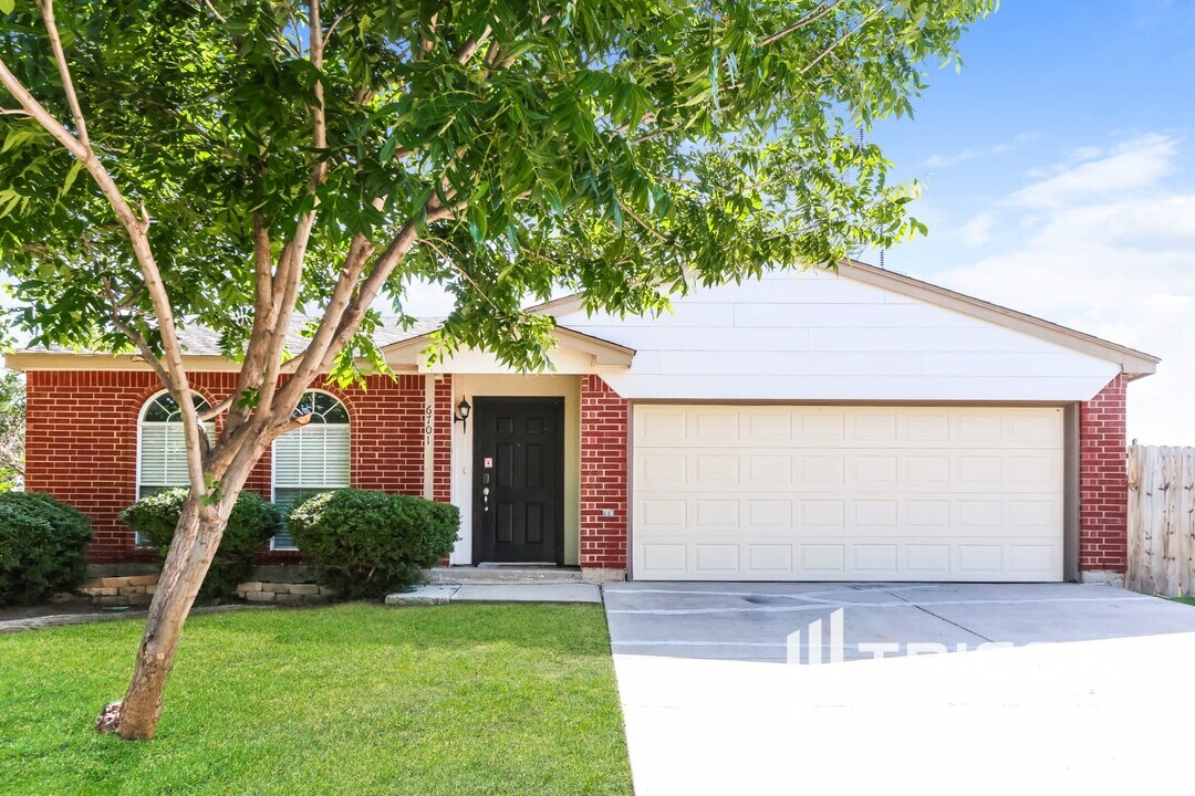 6701 Spur Ridge Ct in Arlington, TX - Building Photo