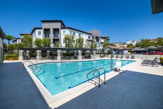 Tesoro Senior Apartments in Porter Ranch, CA - Foto de edificio - Building Photo