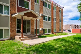 Pinehurst Apartments in White Bear Lake, MN - Building Photo - Building Photo