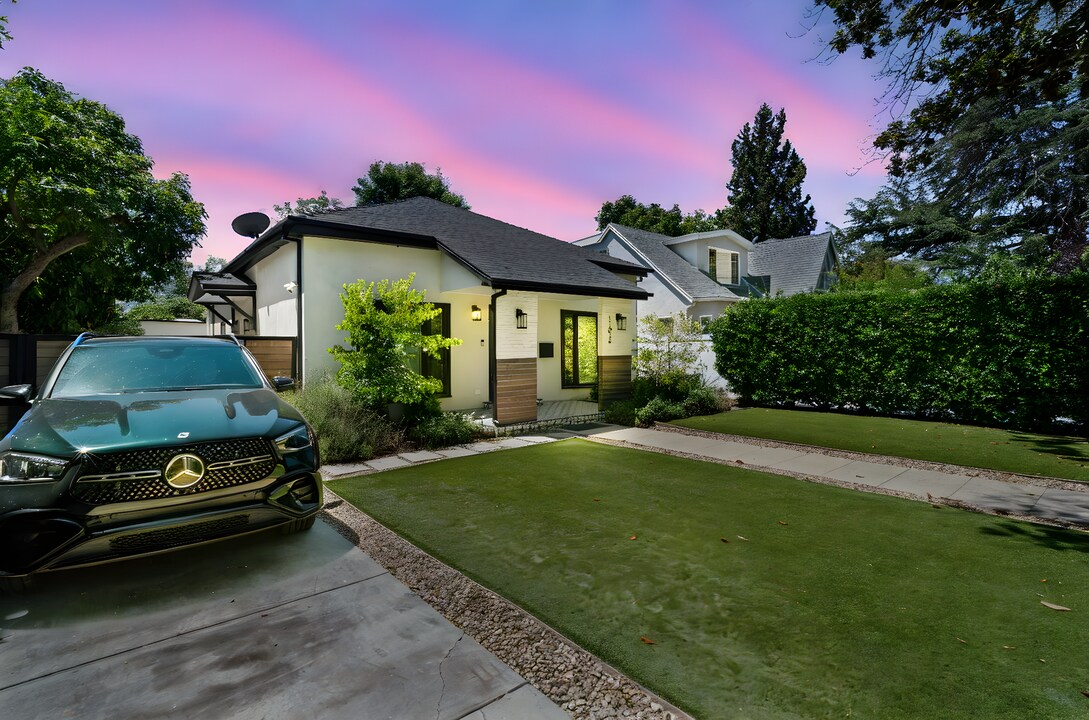 11038 Blix St in North Hollywood, CA - Building Photo