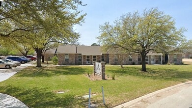 112 Dixon Dr in Devine, TX - Building Photo - Building Photo