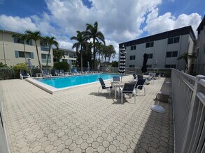 1930 Gulf Shore Blvd N in Naples, FL - Foto de edificio - Building Photo