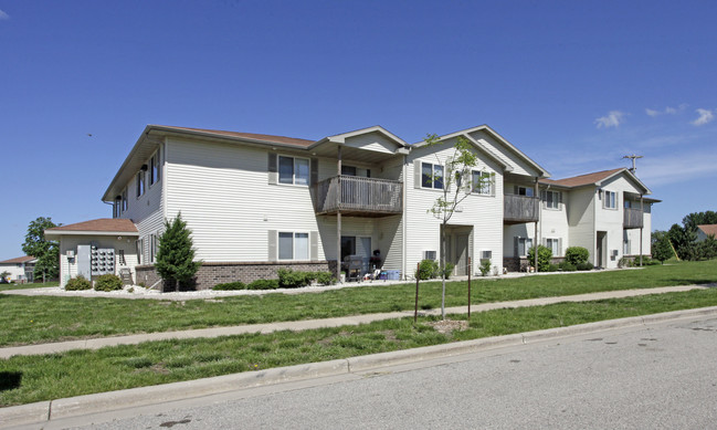 Pondview Apartments in Lake Mills, WI - Foto de edificio - Building Photo