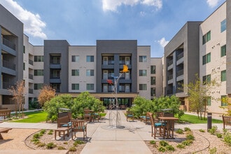 The Cascalote Senior Apartments in Glendale, AZ - Foto de edificio - Building Photo
