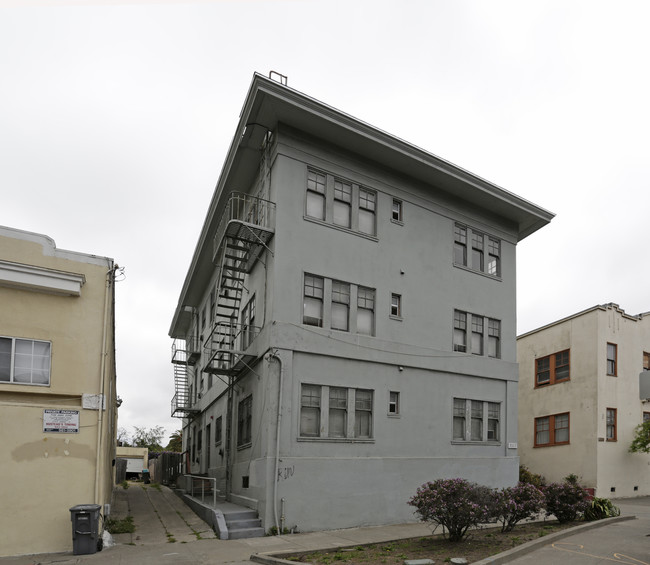 3363 Martin Luther King Jr Way in Oakland, CA - Foto de edificio - Building Photo