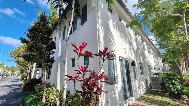 111 SE 7th Ave in Pompano Beach, FL - Foto de edificio - Building Photo