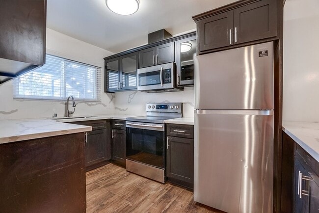 621 E 99th St in Inglewood, CA - Building Photo - Building Photo