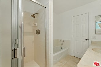 1640 S Bentley Ave in Los Angeles, CA - Building Photo - Building Photo