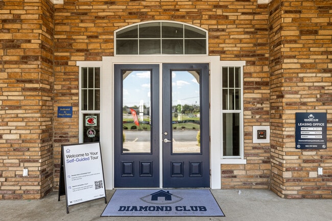 Diamond Club Apartments in Warrensburg, MO - Foto de edificio - Building Photo