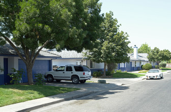 Bluewood Manor Apartments in Reedley, CA - Building Photo - Building Photo