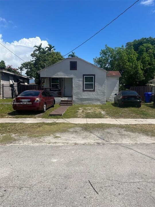 1271 NW 68th St in Miami, FL - Building Photo
