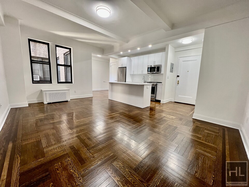25 W 68th St in New York, NY - Building Photo