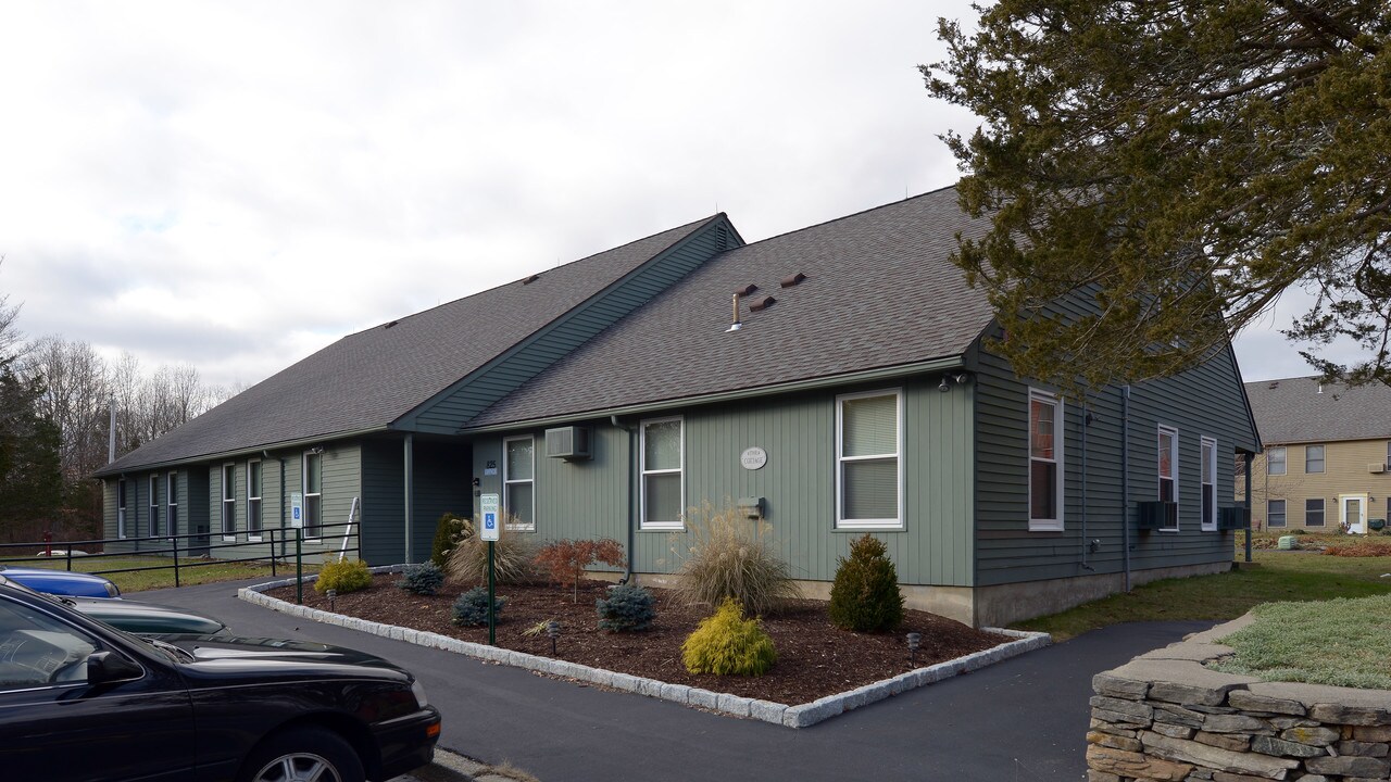 Canonchet Cliffs I in Hope Valley, RI - Foto de edificio