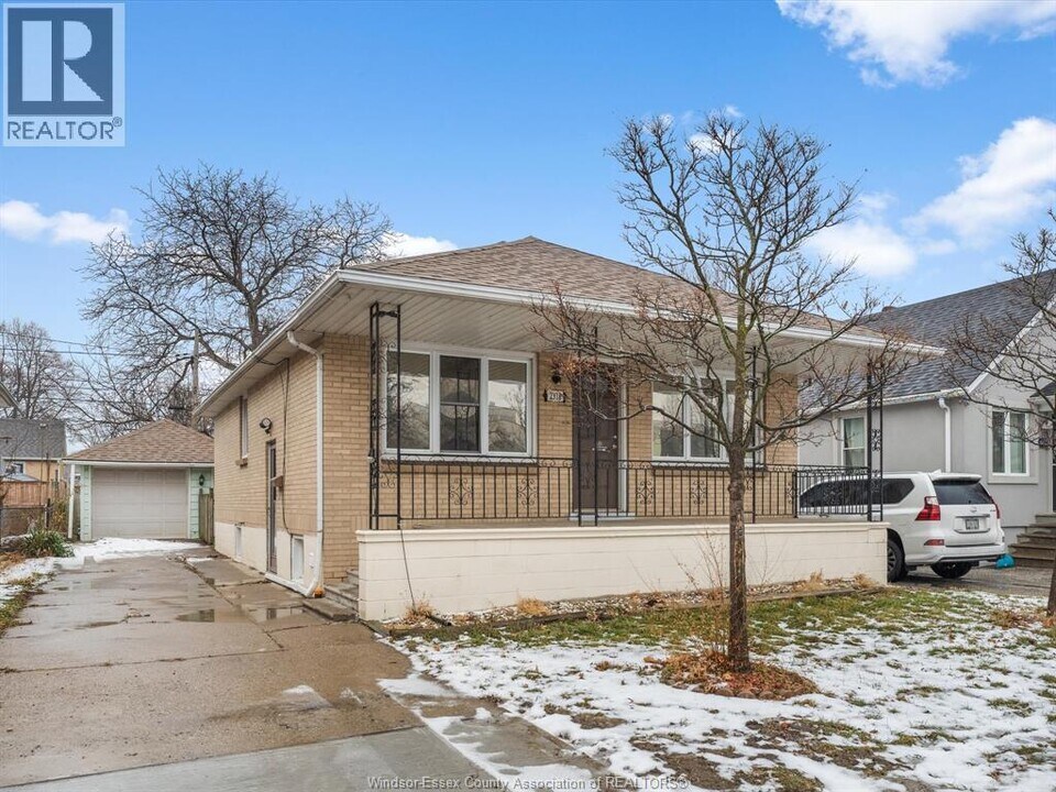 2318 Cadillac St in Windsor, ON - Building Photo