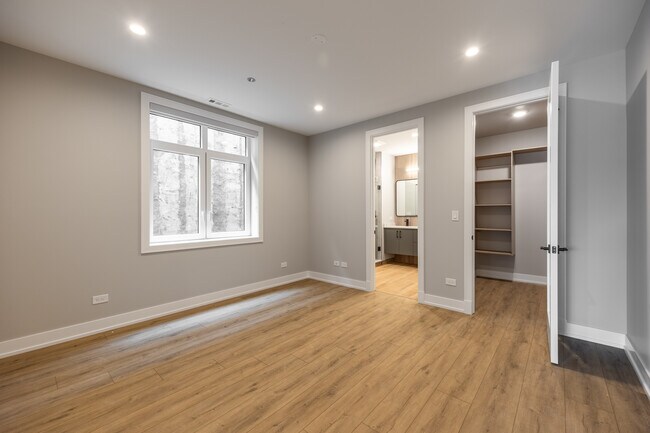 2354 W Polk St, Unit 301 in Chicago, IL - Building Photo - Building Photo