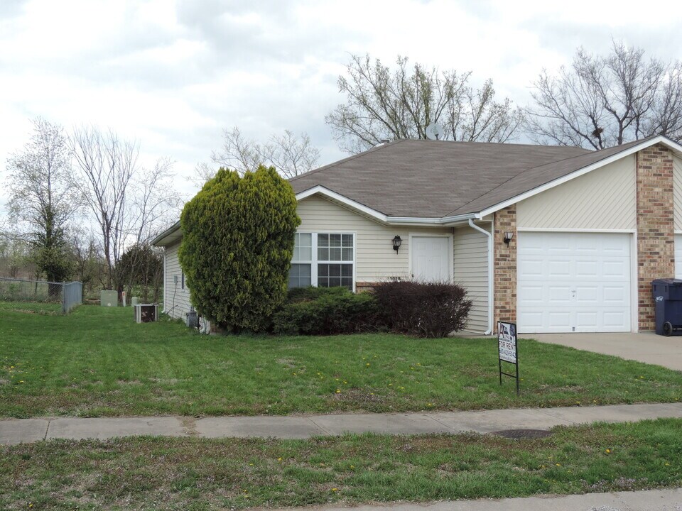 1502 8th St-Unit -B in Knob Noster, MO - Building Photo