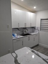 7956 W 29th Ln in Hialeah, FL - Building Photo