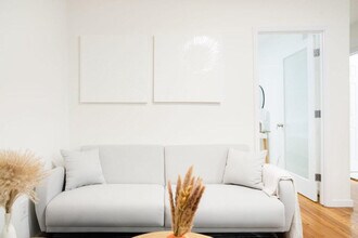 220 E 49th St-Unit -FL3-ID379524P in New York, NY - Building Photo - Building Photo