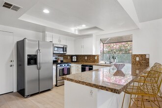 1479 E Francis Dr in Palm Springs, CA - Foto de edificio - Building Photo