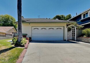 22841 White Pine Pl in Santa Clarita, CA - Building Photo - Building Photo