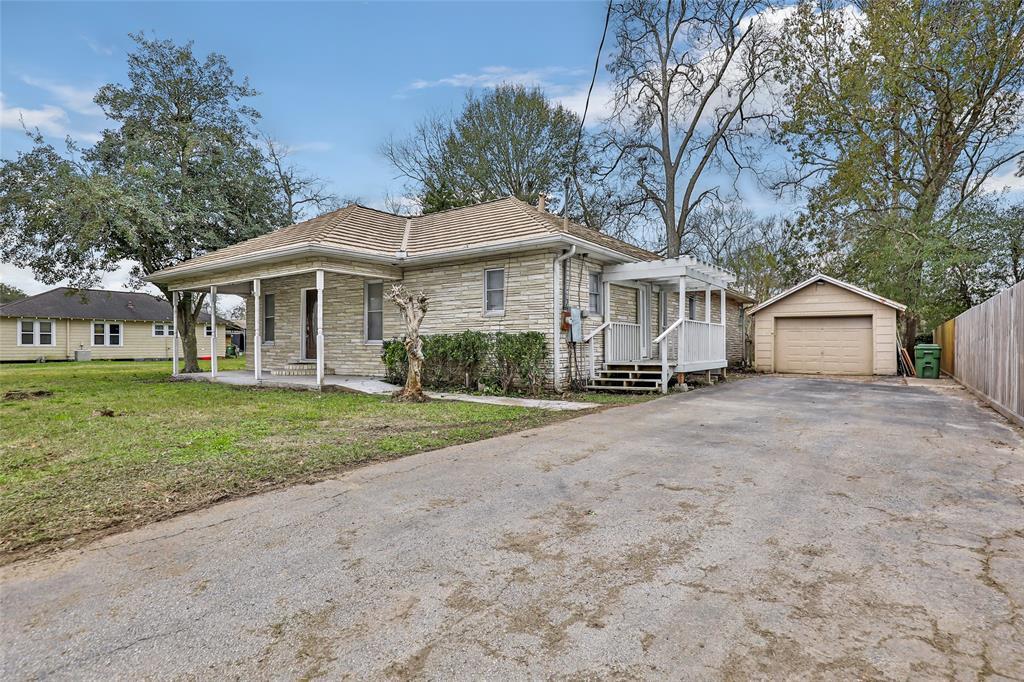 302 S Winfree St in Dayton, TX - Building Photo