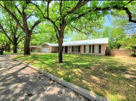 21 Larkwood Ln in Del Rio, TX - Building Photo