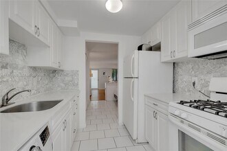 1035 Meridian Ave in Miami Beach, FL - Building Photo - Building Photo