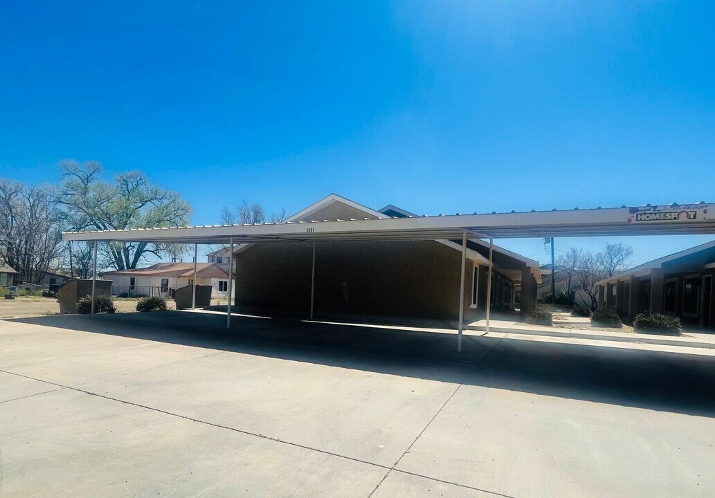 1101 W 15th St in Portales, NM - Building Photo