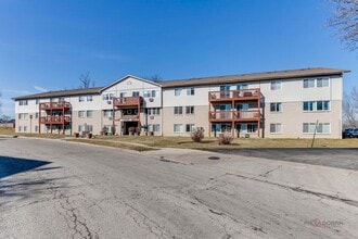 Woodlands Apartment Homes in Mundelein, IL - Building Photo - Building Photo