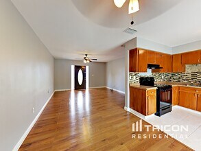 8206 Laguna Ln in Tampa, FL - Building Photo - Building Photo