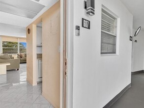 5102 NW 36th St in Lauderdale Lakes, FL - Building Photo - Building Photo