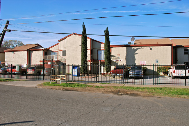 Town Club Apartments in Dallas, TX - Building Photo - Building Photo