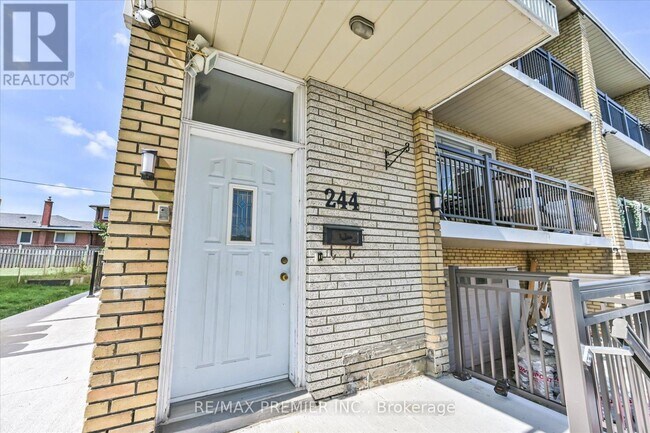 244 Wilmington Ave in Toronto, ON - Building Photo - Building Photo