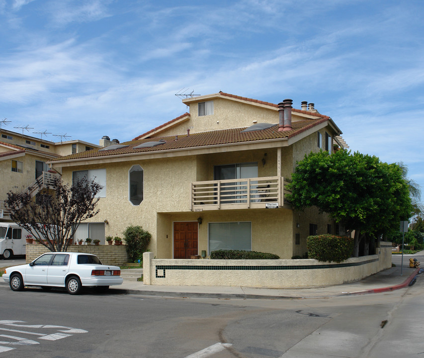 16751 Moody Cir in Huntington Beach, CA - Building Photo