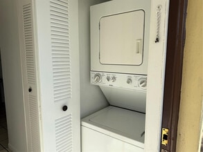 10007 Winding Lake Rd in Sunrise, FL - Building Photo - Building Photo