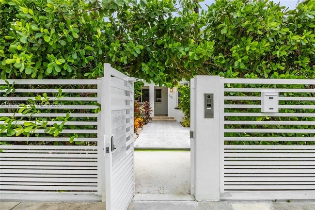 741 NE 87th St in El Portal, FL - Building Photo - Building Photo