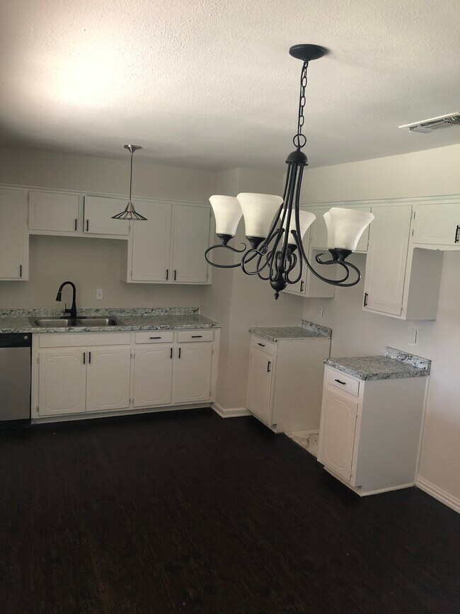409 N Cedar St in Springtown, TX - Building Photo - Building Photo