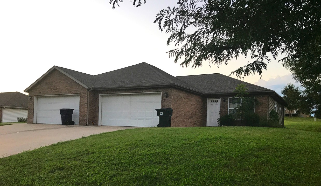 McVey Duplex in Mt Vernon, MO - Building Photo