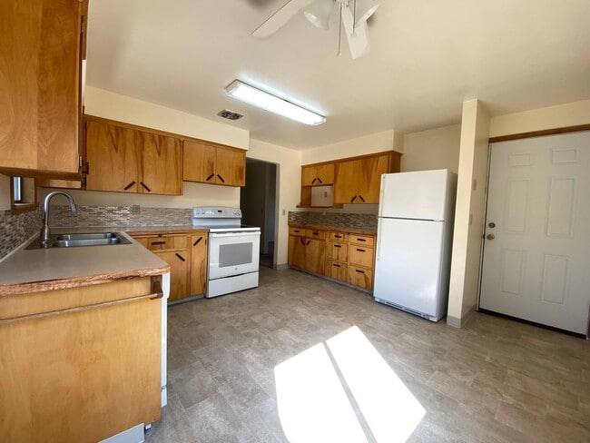 415 W 14th St in The Dalles, OR - Building Photo - Building Photo