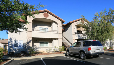 Knolls at Green Valley - Income Restrictions in Cameron Park, CA - Foto de edificio - Building Photo