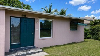 3733 Kirk Rd in Lake Worth Beach, FL - Building Photo