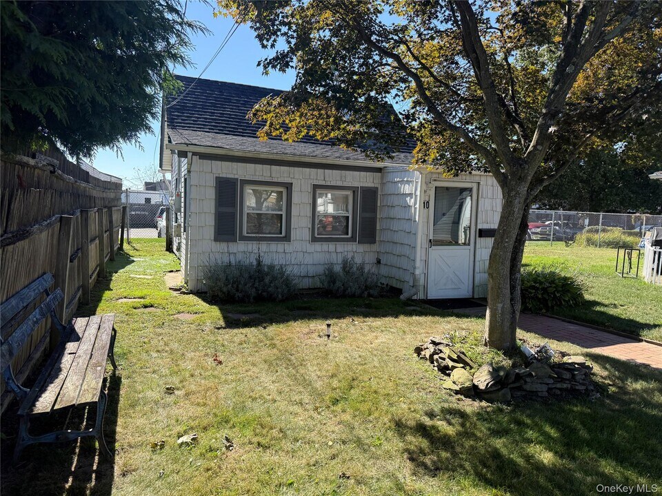10 Hiddink St in Sayville, NY - Building Photo