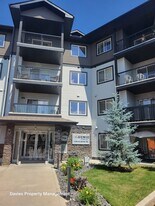 1196 Hyndman Rd NW in Edmonton, AB - Building Photo