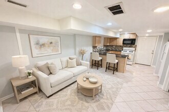 2326 N Kostner Ave, Unit G in Chicago, IL - Foto de edificio - Building Photo