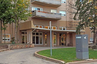 Squire Apartments in St Catharines, ON - Building Photo - Building Photo